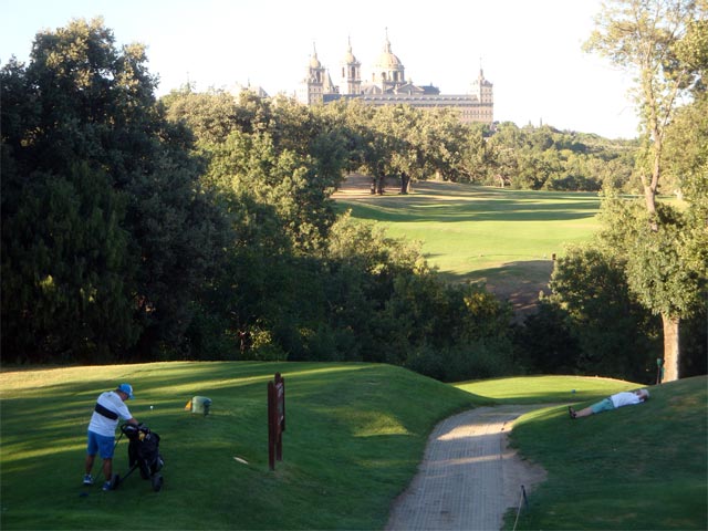 El Escorial al otro lado de la sierra