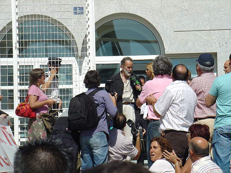 El Medico Luis Montes del Hospital Severo Ochoa de Leganes sale libre del juzgado ante el que declaro durante mas de 4 horas