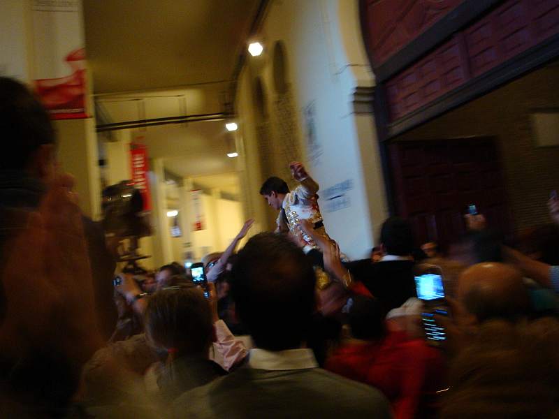 Ruben Pinar saliendo a hombros por la puerta grande de las Ventas el 7 de junio de 2.009