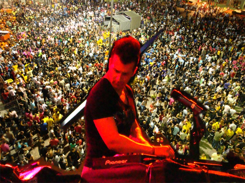 Dj ambient en la plaza Mayor de Leganes durante las fiestas de agosto 2.009